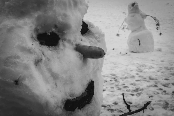 Bonhomme de neige. Bonhomme de neige avec enfants — Photo
