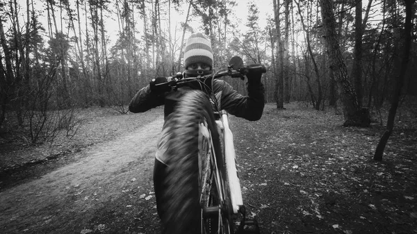 Ένα ποδήλατο. Ο τύπος κάνει πατινάζ σε ένα ποδήλατο με κρύο καιρό. — Φωτογραφία Αρχείου