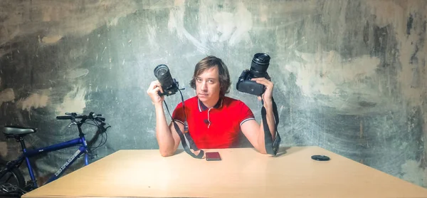 Il ragazzo racconta il vantaggio e la scelta della fotocamera — Foto Stock