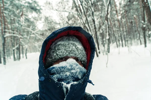 Inverno. O rosto do homem está coberto de neve. — Fotografia de Stock