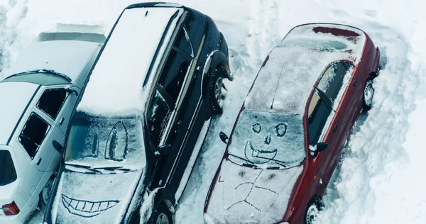 De auto was bedekt met sneeuw — Stockfoto