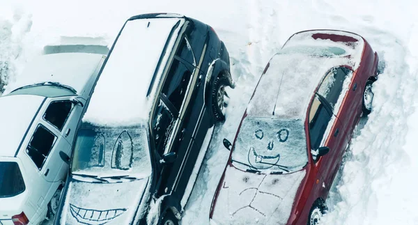 車は雪で覆われていて — ストック写真