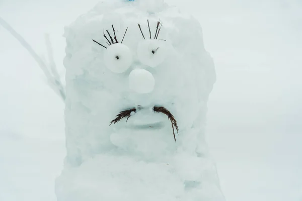 Hombre de nieve. muñeco de nieve hecho en casa con nieve —  Fotos de Stock