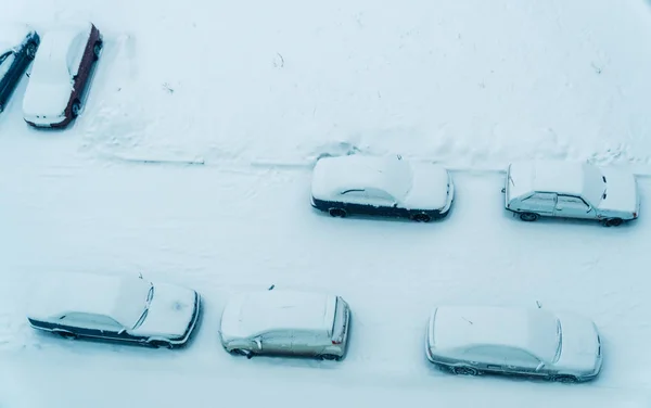 車は雪で覆われていて — ストック写真