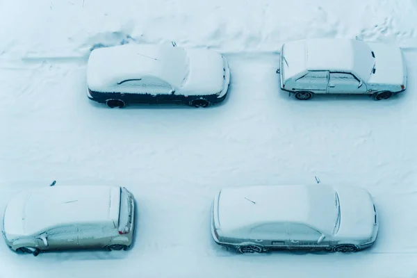 Bilen var täckt med snö — Stockfoto
