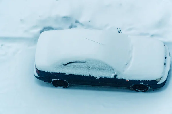De auto was bedekt met sneeuw — Stockfoto