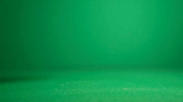 糖落在绿色的背景上 — 图库视频影像