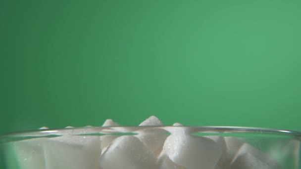 Ζάχαρη Ζάχαρη Πέφτει Πράσινο Φόντο — Αρχείο Βίντεο