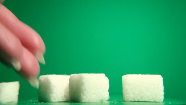 Açúcar Açúcar Cai Sobre Fundo Verde — Vídeo de Stock