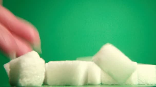 Suiker Suiker Valt Een Groene Achtergrond — Stockvideo