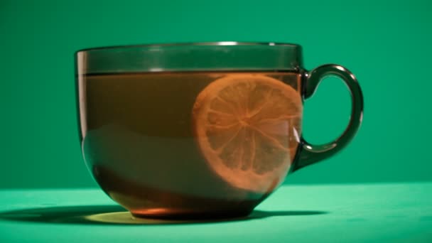 Τσάι Κύπελλο Είναι Γεμάτο Βραστό Νερό Λεμόνι Και Τσάι Φύλλα — Αρχείο Βίντεο