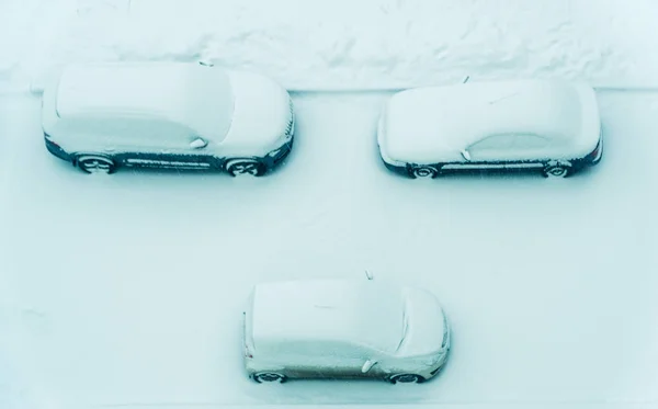 冬。雪で覆われた車 — ストック写真