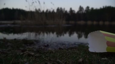 Çöp. Açık havada yaptı çöp