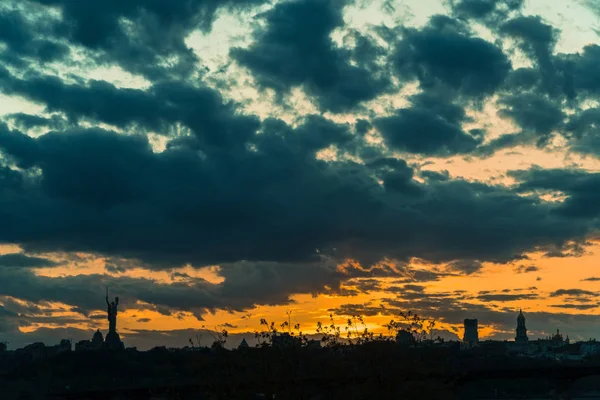 Pôr do sol. Cidade Kiev país Ucrânia — Fotografia de Stock