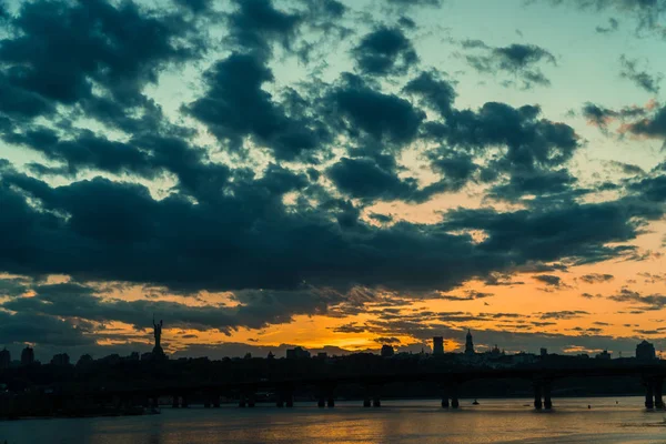 Puesta de sol. Ciudad Kiev país Ucrania — Foto de Stock