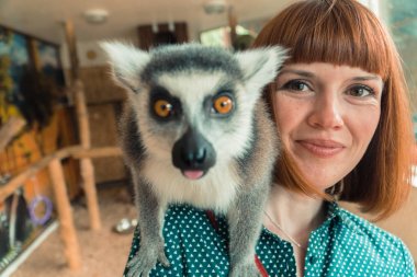 Lemurlar. Kız Lemurlar beslemeleri