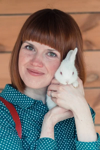 Coniglio, Ragazza con un coniglio bianco — Foto Stock