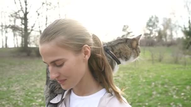 Kedi Bir Leash Üzerinde Bir Kız Omuzunda Oturur Bir Kedi — Stok video