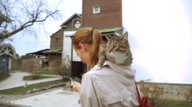 Hareket eden telefon. Kız resimleri bir cep telefonu alır.