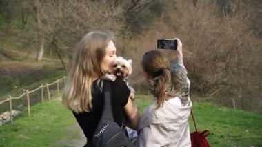 Selfy. Bir kız ve bir köpek bir kız ile bir kedi omzuna alır