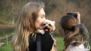 Selfy. Bir kız ve bir köpek bir kız ile bir kedi omzuna alır