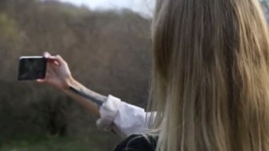 Selfy. Bir kız ve bir köpek bir kız ile bir kedi omzuna alır