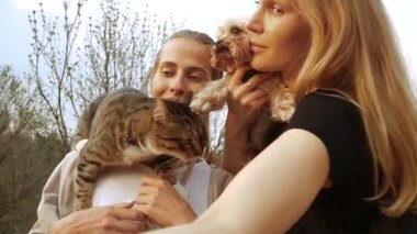 Selfy. Bir kız ve bir köpek bir kız ile bir kedi omzuna alır