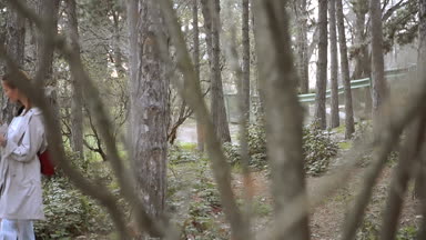 Selfy. Bir kız ve bir köpek bir kız ile bir kedi omzuna alır