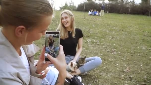 Selfy Una Chica Con Gato Hombro Toma Una Chica Perro — Vídeo de stock