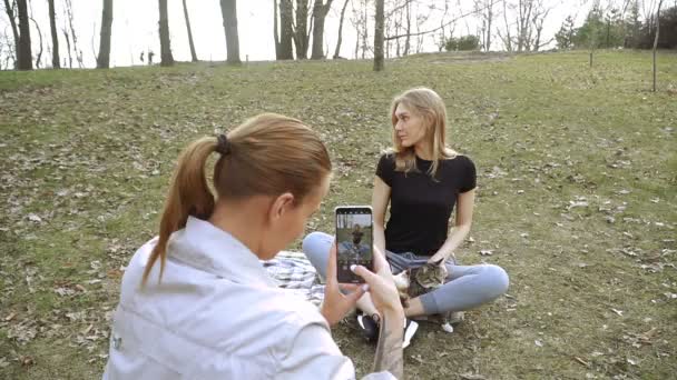 Selfy 彼女の肩の上の猫の女の子は 女の子と犬 — ストック動画