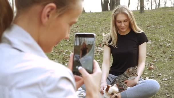 Selfy Egy Macska Vállán Egy Lány Vesz Egy Lány Kutya — Stock videók