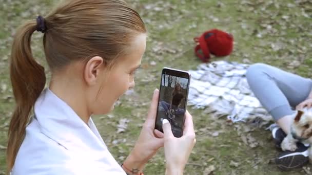 Selfy 一个女孩和一只猫在她的肩膀上需要一个女孩和一只狗 — 图库视频影像