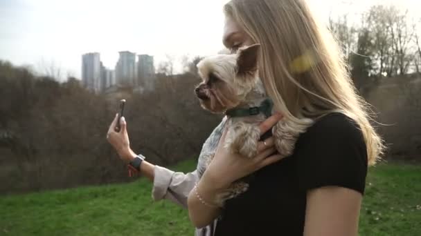 Selfy Uma Menina Com Gato Ombro Leva Uma Menina Cão — Vídeo de Stock