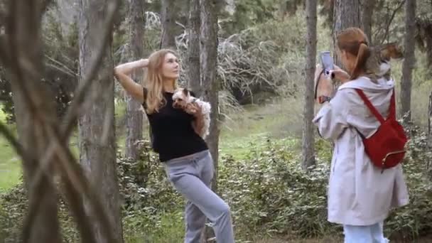 Selfy Een Meisje Met Een Kat Haar Schouder Neemt Een — Stockvideo