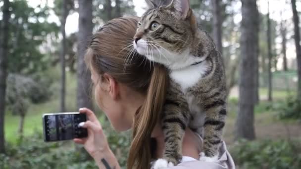 Selfy Дівчина Кішкою Робить Selfie — стокове відео