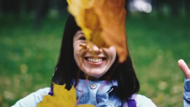 Herbst Mädchen Wirft Gelbe Blätter Nahaufnahme — Stockvideo