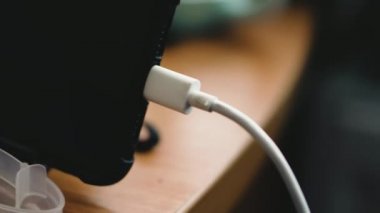 Cep telefonunu şarj etmek için beyaz kablo.