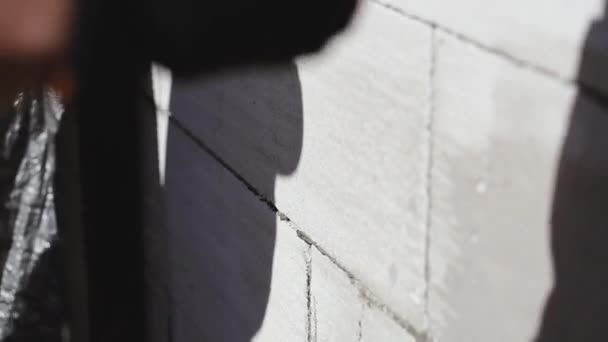 Будівництво Чоловік Фарбує Стіну Утеплення Штукатурки — стокове відео