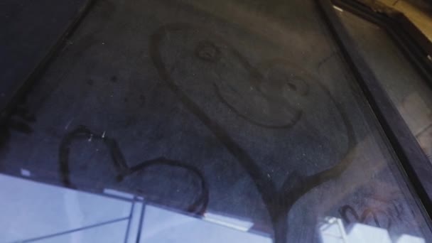 Pencere Kalbin Çizildiği Tozdaki Cam Pencere — Stok video