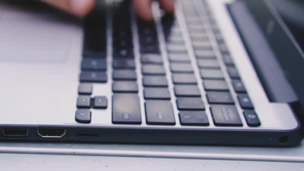 Portátil Mãos Homem Digitando Texto Teclado Laptop — Vídeo de Stock