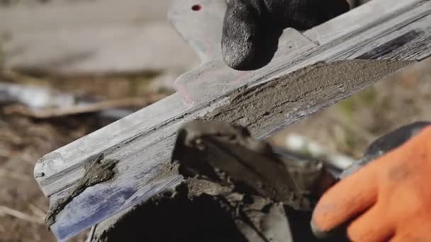 Bâtiment Une Main Masculine Avec Une Spatule Plâtrant Mur — Video