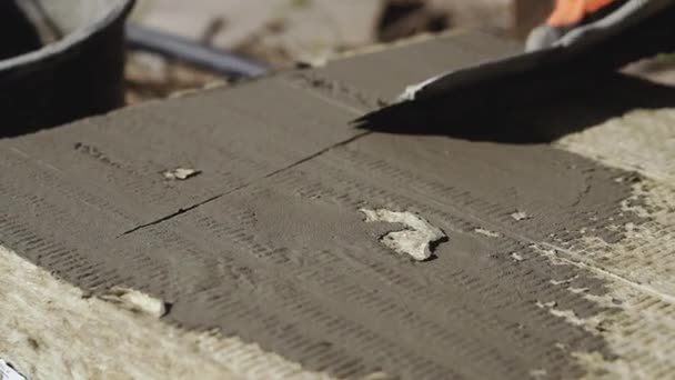 Bina Duvara Spatula Yapıştıran Bir Erkek Eli — Stok video