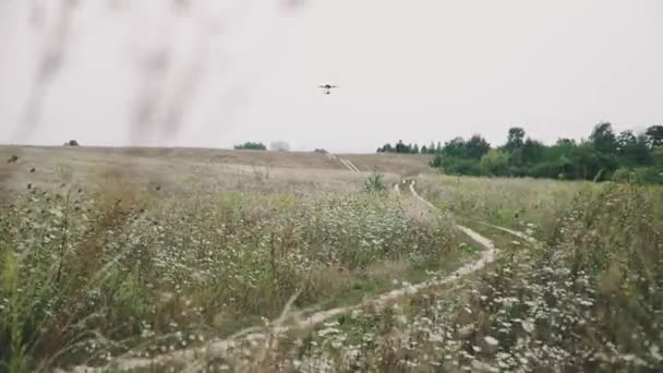 Quadcopter Sebuah Quadrocopter Besar Terbang Atas Lapangan Memindai Wilayah — Stok Video