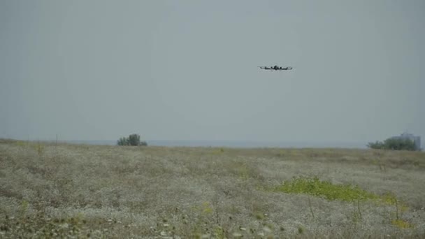 Quadcopter Gran Quadrocopter Vuela Sobre Los Campos Escanea Territorio — Vídeos de Stock