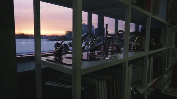 Boekenkast Een Kamer Met Een Raam Zonsondergang Het Raam — Stockvideo