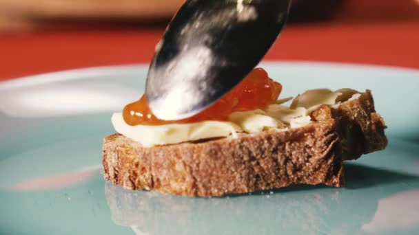 Roter Kaviar Roter Kaviaraufstrich Auf Braunem Brot Und Butter — Stockvideo