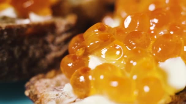 Caviar Vermelho Caviar Vermelho Espalhado Pão Marrom Manteiga — Vídeo de Stock