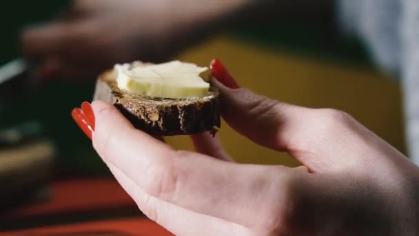 面包加黄油 女人的手在面包上涂黄油 — 图库视频影像