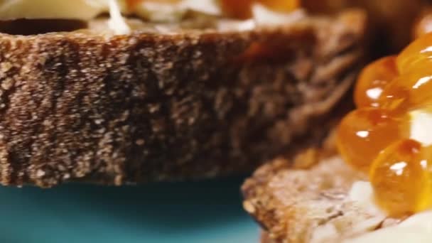 红色鱼子酱 红鱼子酱涂在红面包和黄油上 — 图库视频影像