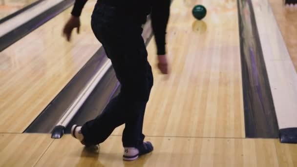 Bowlen Een Bowlingspeler Schakelt Een Strike Uit — Stockvideo